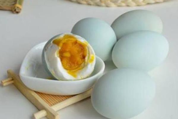 生熟咸鸭蛋怎么区分 咸鸭蛋生的好放还是熟的好放