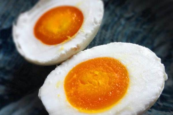 生熟咸鸭蛋怎么区分 咸鸭蛋生的好放还是熟的好放