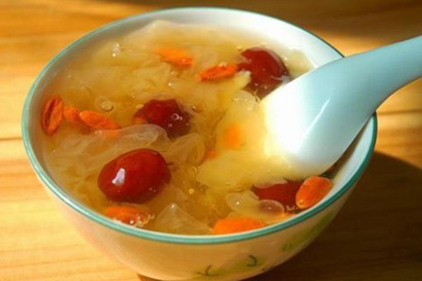 银耳红枣汤的功效与作用 银耳红枣汤的做法