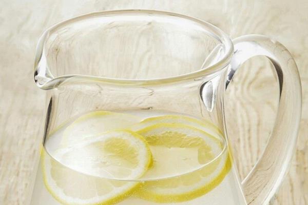 柠檬水的功效与作用及禁忌 用柠檬水洗脸好吗