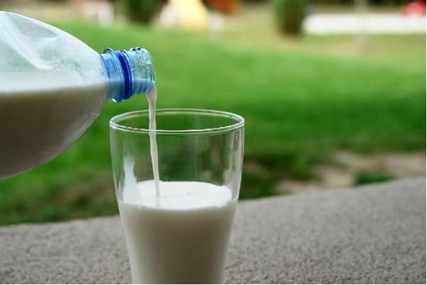 喝一个月羊奶的变化是什么 羊奶和牛奶能交替喝吗