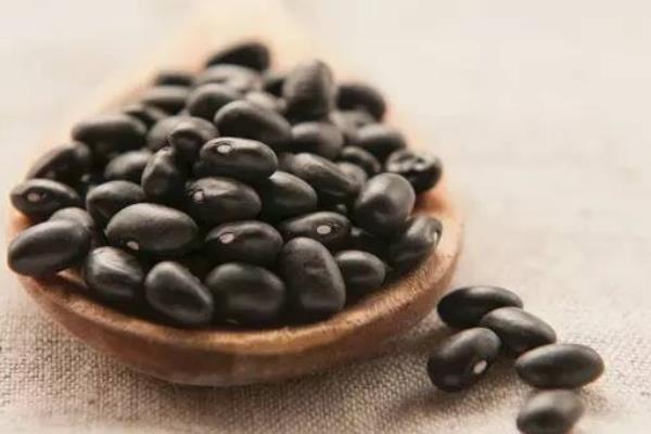 黑豆里面是什么颜色 黑豆有转基因的吗