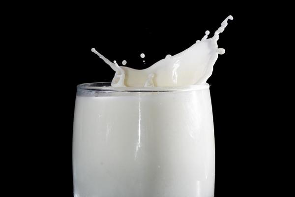 纯牛奶是全脂牛奶吗 喝鲜奶好还是纯牛奶好
