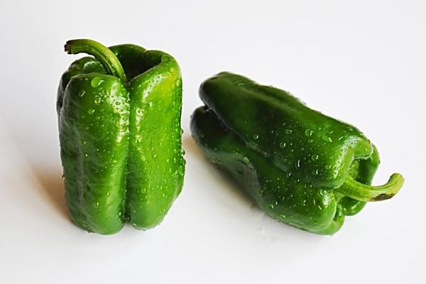 青椒怎么切 青椒能生吃吗