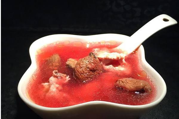 红菇泡水会红是染色吗 红菇煮后汤是什么颜色