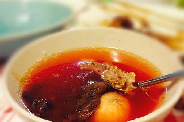 红菇泡水会红是染色吗 红菇煮后汤是什么颜色