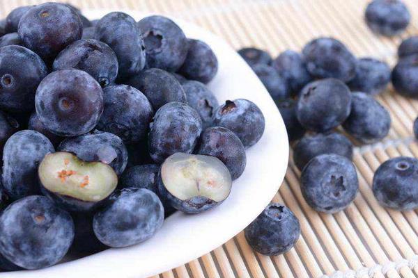鲜蓝莓怎么吃 蓝莓太酸怎么吃