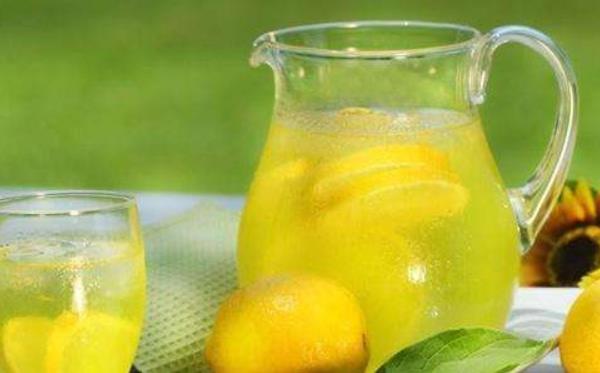 胃不好可以喝柠檬水吗 喝柠檬水不能晒太阳吗