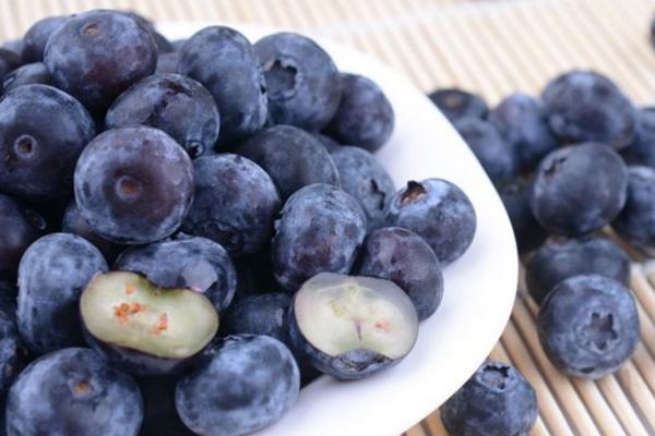 蓝莓什么时候吃最好 晚上吃蓝莓会胖吗