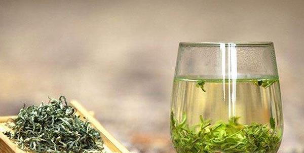夏天喝红茶还是绿茶好 晚上喝绿茶好吗
