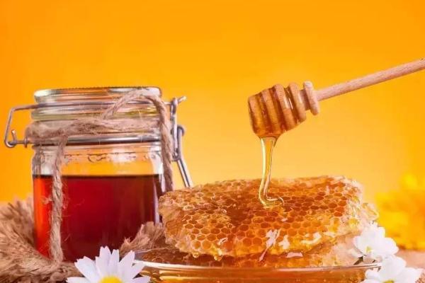 蜂蜜是怎么来的 生蜂蜜和熟蜂蜜的区别是什么