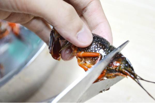 小龙虾怎么清洗干净 自己在家怎么做小龙虾
