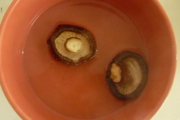 干蘑菇泡多长时间 干蘑菇用热水还是冷水泡