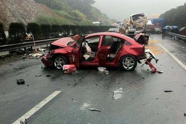 梦见自己出车祸了是什么意思 梦到车祸死人有什么预兆