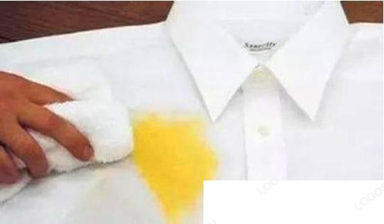 咖啡撒到白色衣服怎么洗好呢?