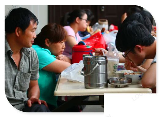 在学校家长送饭很丢人吗 怎样看待家长给孩子送饭