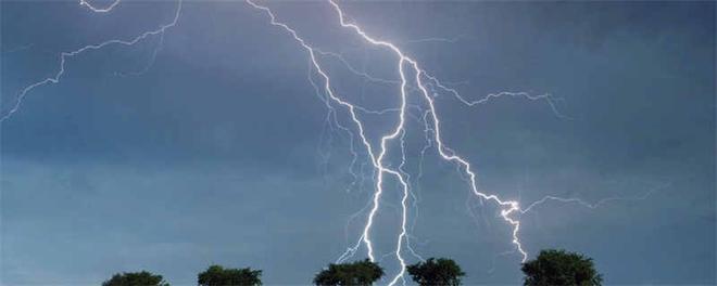 为什么下雨天会变黑 下雨的时候为什么天空会变成黑色