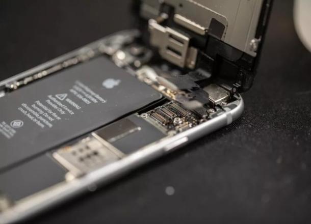 苹果手机千万别换电池（iPhone换电池会造成的影响）