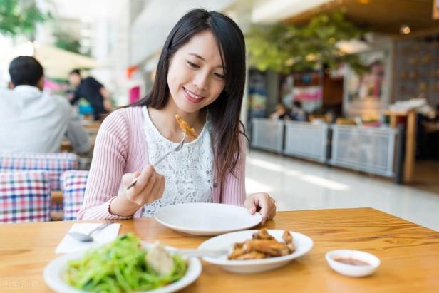 男士怎么约女孩子出来吃饭（掌握这些说话技巧邀约成功率高）