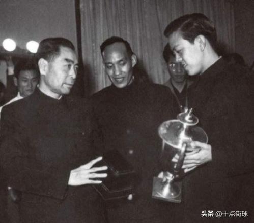 目前中国第一位乒乓球世界冠军是谁（乒乓球名将容国团介绍）