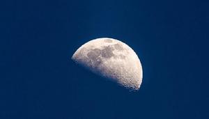 月亮离地球多少公里