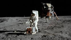 第一艘登上月球的载人飞船是哪一个国家的?
