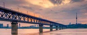 中国第一座长江大桥是哪一座