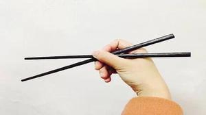 拿筷子的手是左还是右
