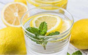 柠檬水的功效与作用及禁忌 用柠檬水洗脸好吗