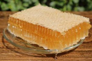蜂巢和蜂蜜的区别是什么 蜂巢蜜和蜂蜜哪个好