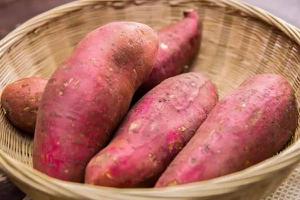 紫薯和红薯的区别是什么 紫薯和红薯哪个更减肥