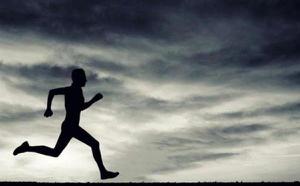 梦见奔跑是什么意思 梦到自己快速奔跑逃命有什么预兆