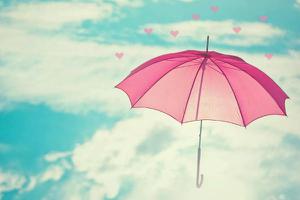 梦见雨伞是什么意思 女人梦到别人送自己一把伞有什么预兆