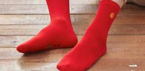 民俗穿红袜子有什么寓意，踩小人红袜子是什么意思