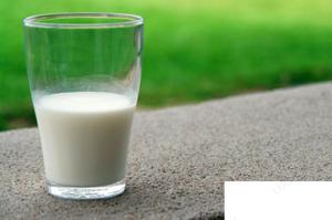 1岁以上的小宝宝喝奶制品需要注意什么 2岁的宝宝喝奶粉或是纯奶