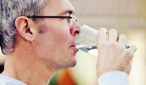 大量喝水一个星期尿酸低了真的假的