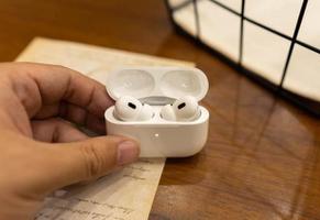 airpods pro 2值不值得入手吗？目前airpods pro2怎么样